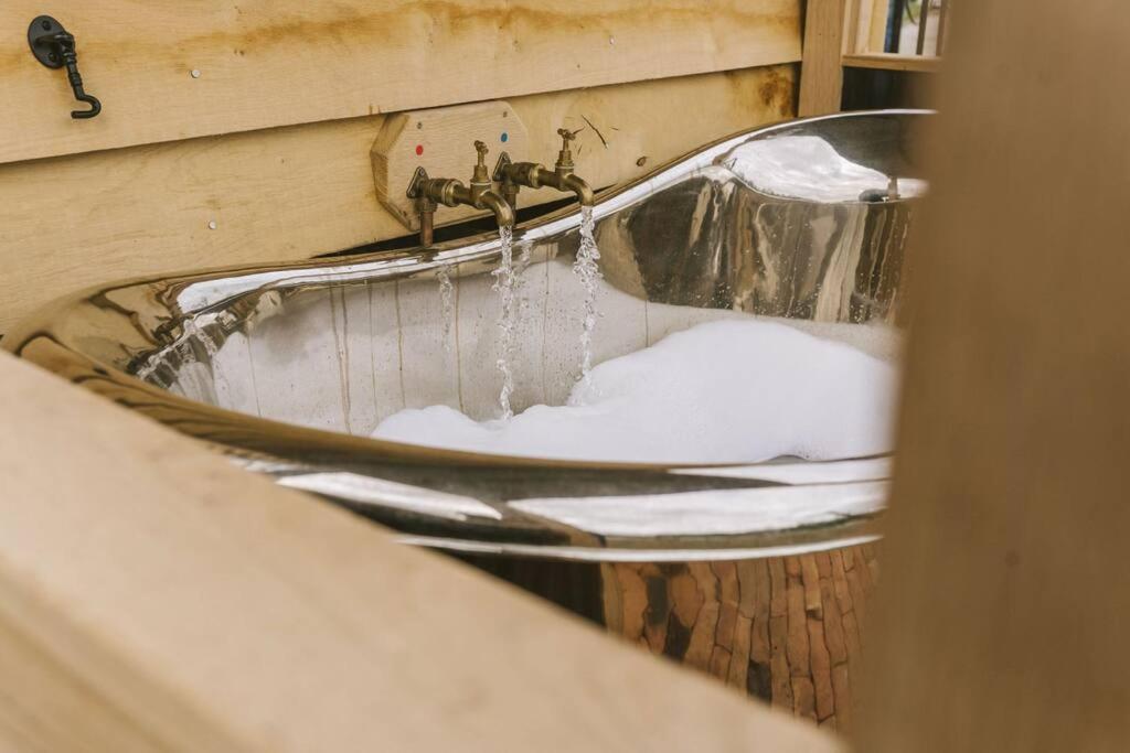Apartament Island Hut - Outdoor Bath Tub, Firepit And Water Equipment Saltford Zewnętrze zdjęcie